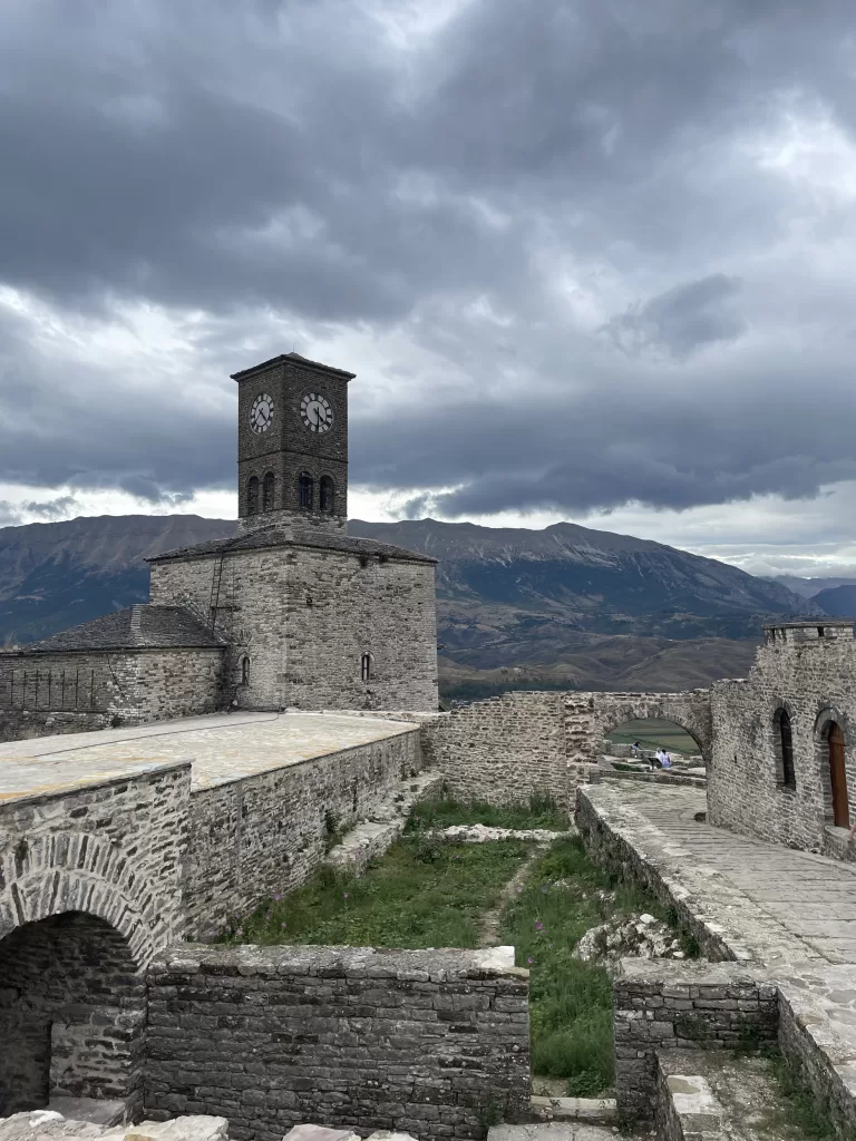 Clock tower v pevnosti Gjirokaster