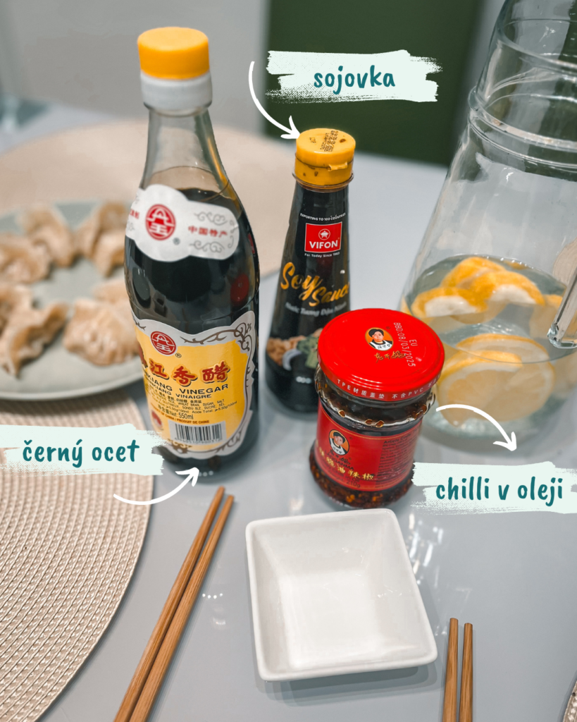 Ingredience na omáčku ke knedlíčkům jiaozi nebo gyoza.