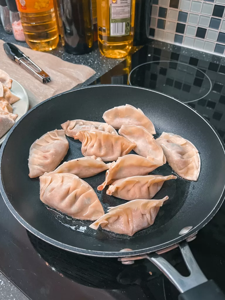 Smažení jiaozi knedlíčků