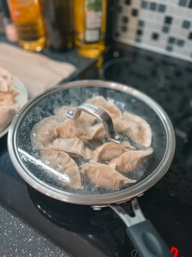 Dušení jiaozi knedlíčků